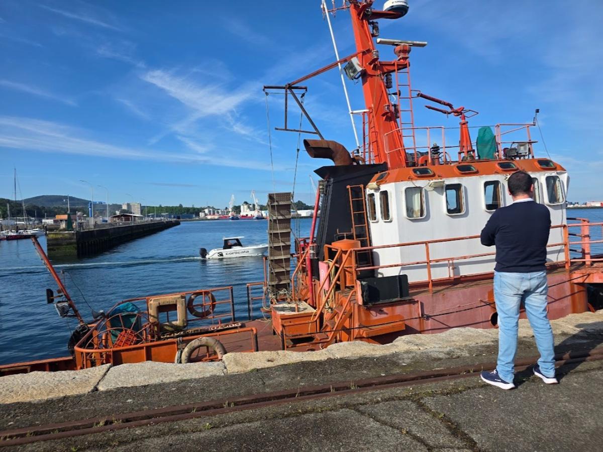 El traslado del remolcador «Doctor Pintado», desde Vilagarcía hacia Moaña, se lleva a cabo desde esta mañana.