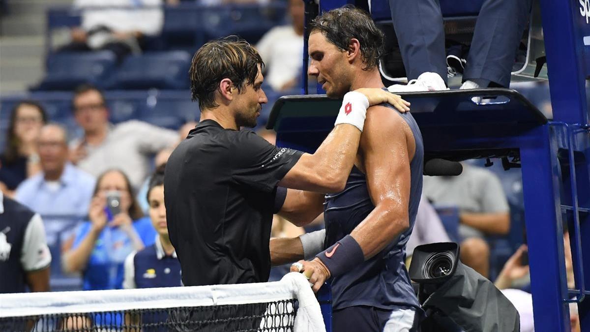 David Ferrer y Rafael Nadal se saludan, emocionados, tras la retirada del primero en Nueva York.