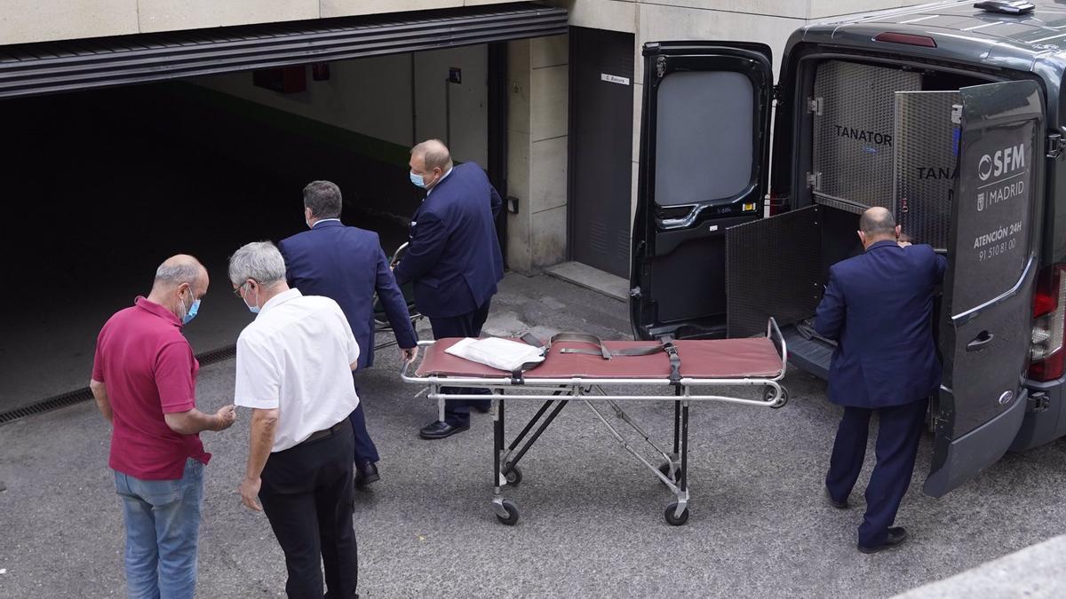 El hermano de la presentadora con los trabajadores de la funeraria