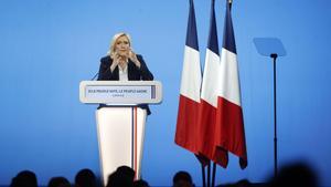 Arras (France), 21/04/2022.- French far-right Rassemblement National (RN) party candidate for the French presidential election Marine Le Pen holds a campaign rally in Arras, France, 21 April 2022. French President Macron will face French far-right Rassemblement National (RN) party candidate Le Pen in the second round of the presidential elections on 24 April 2022. (Elecciones, Francia) EFE/EPA/IAN LANGSDON