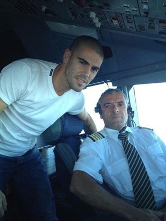 Valdés, junto con el piloto del avión, a su llegada a Brasil