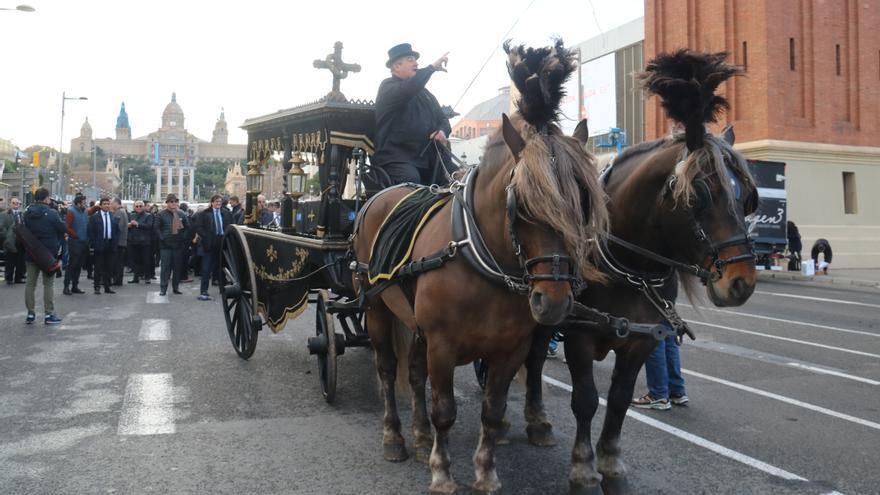 Conductors de VTC tradicionals escenifiquen un funeral del sector amb una marxa lenta Barcelona