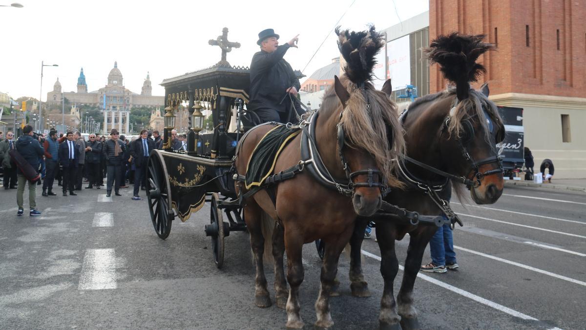 Un cotxe fúnebre amb cavalls guia la manifestació per escenificar el funeral de les VTC tradicionals a la Plaça Espanya de Barcelona