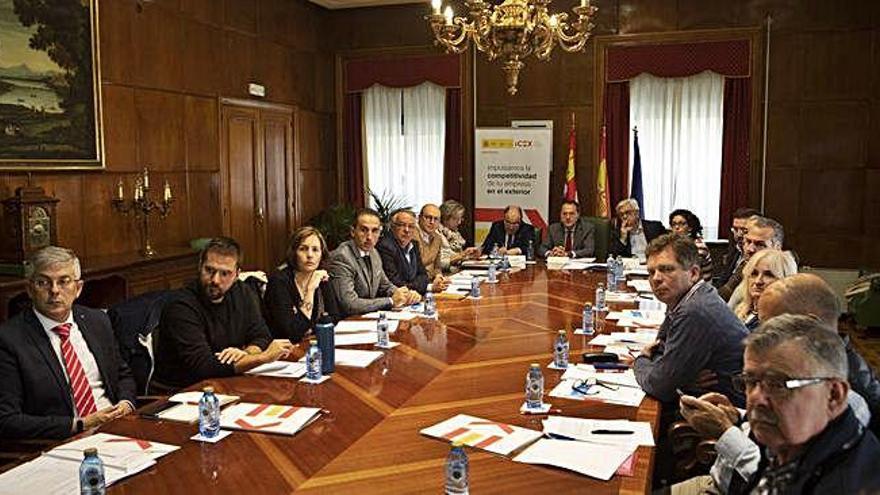 Un momento de la reunión en la Subdelegación con empresarios zamoranos sobre la jornada del &quot;brexit&quot;.