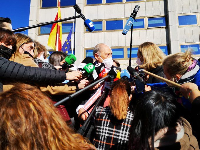 Carlos San Juan entrega 600.000 firmas en Madrid
