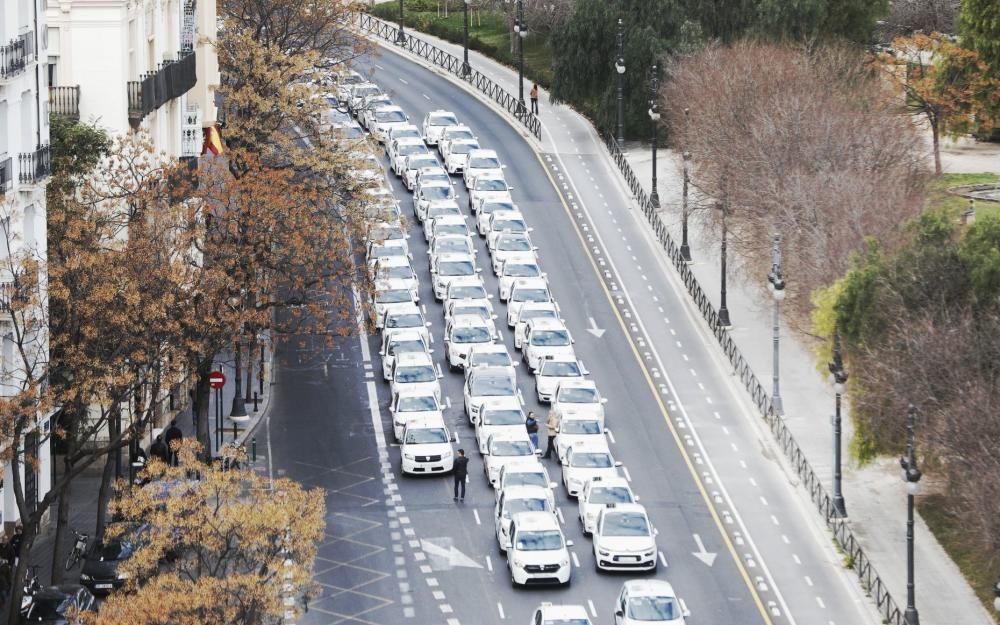 Protesta de taxistas en el centro de València contra las VTC