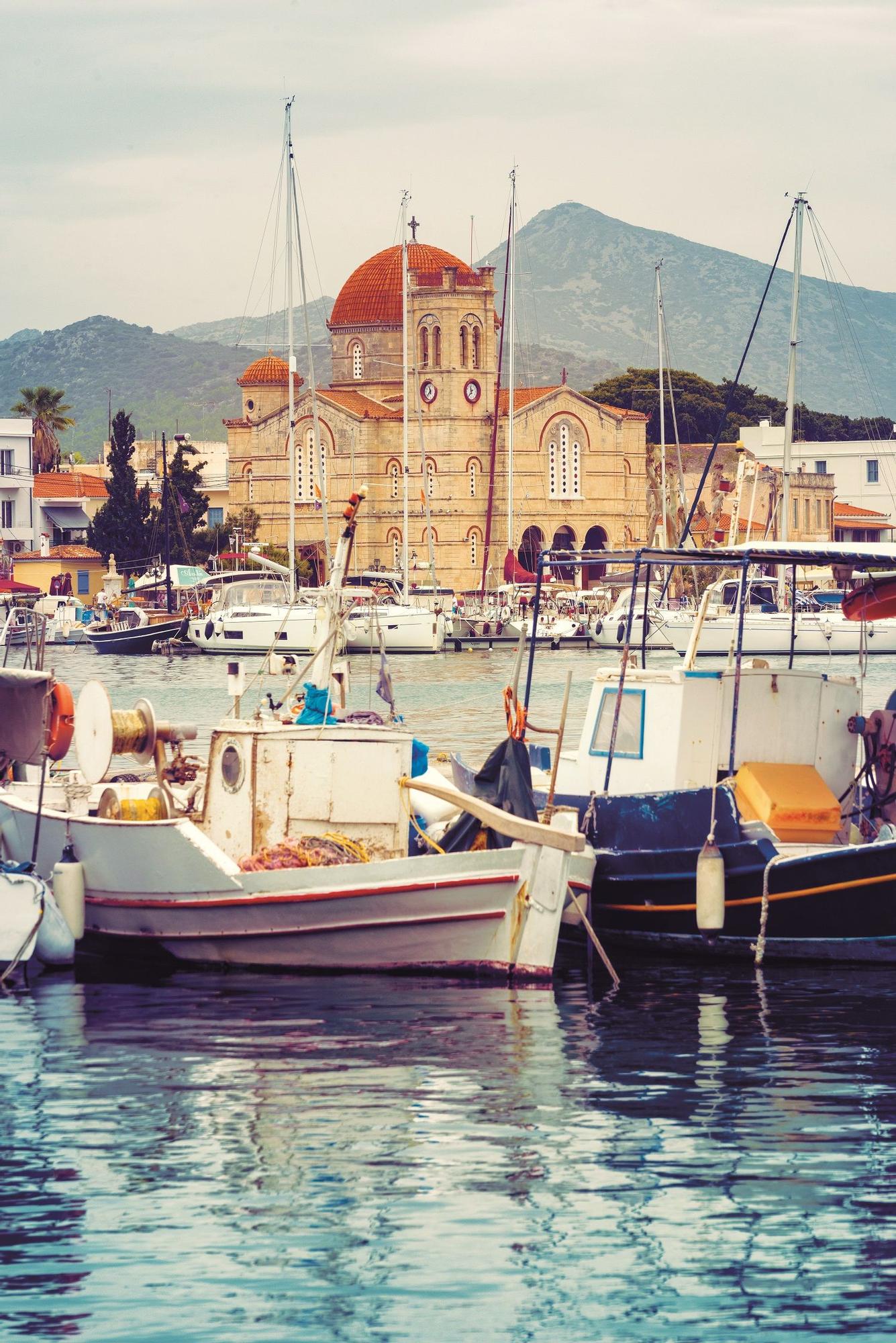 Vista de la iglesia Isodia Theotokou de Egina desde el puerto.