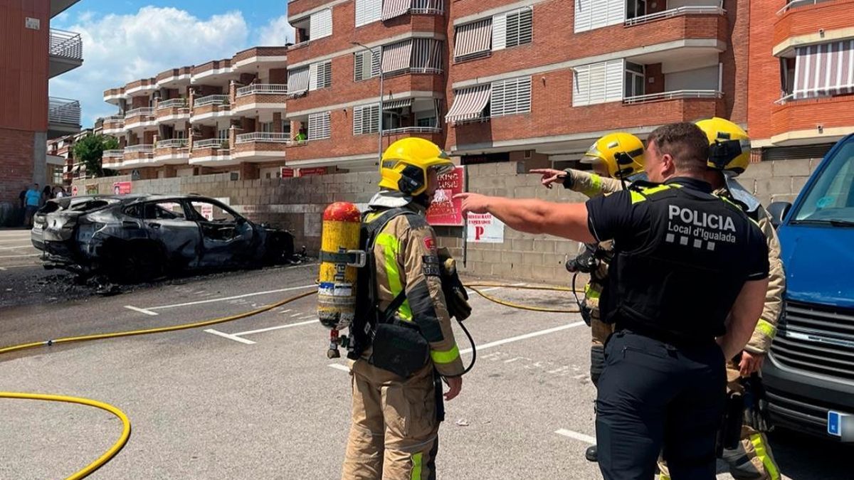 Efectius d'emergència a l'aparcament on ha cremat un cotxe a Igualada
