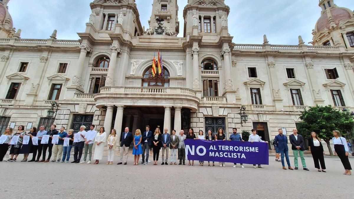 Grupos políticos en el minuto de silencio a las puertas del Ayuntamiento de Valencia.