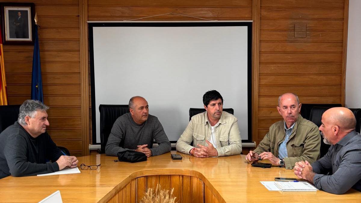 Un momento durante la visita del diputado Paco Comes a uno de los municipios del Rincón de Ademuz.