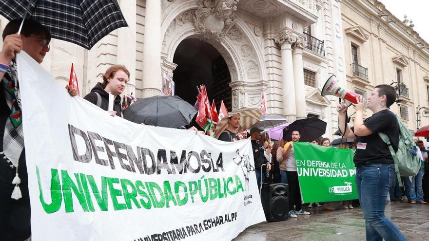 La Universidad de Sevilla anuncia a estudiantes y profesores que habrá recortes para pagar las nóminas: "El dinero aprobado por la Junta es insuficiente"
