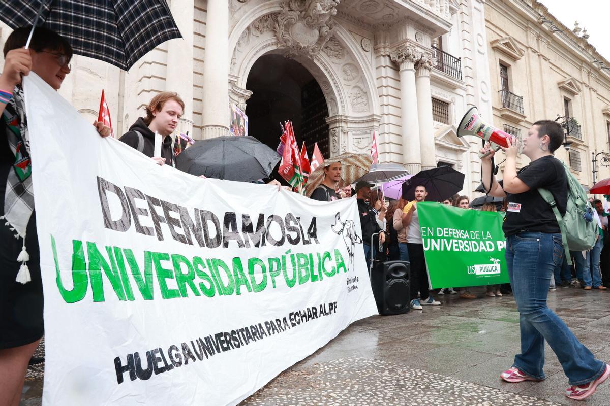 Protesta convocada por la nueva red ‘Universidades andaluzas por la pública’ ante el Rectorado de la Universidad de Sevilla.