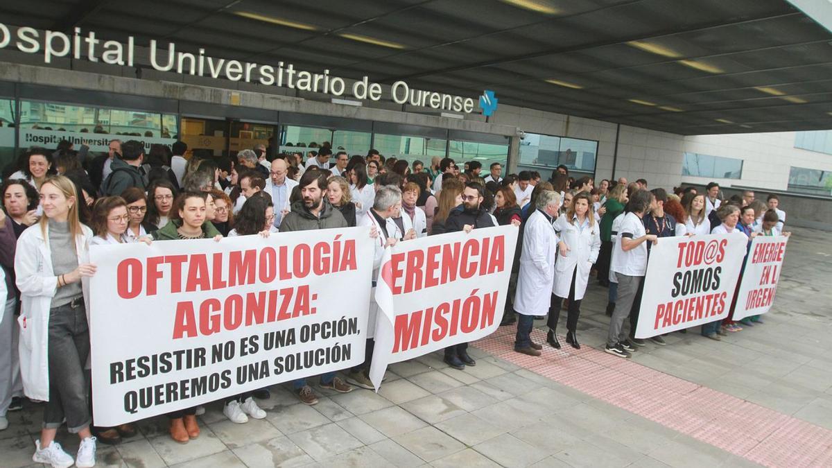 Movilización de los facultativos del CHUO, ayer.