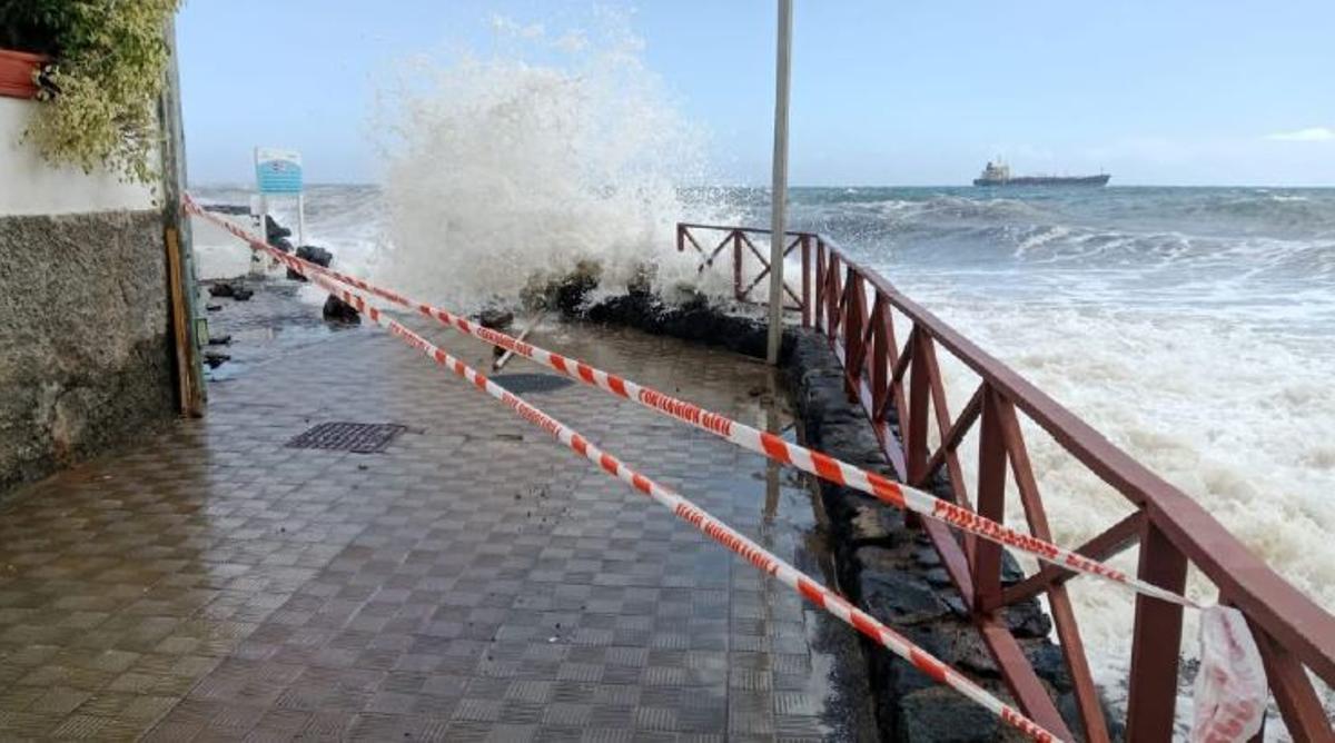 El paseo de Igueste de San Andrés resultó afectado por el fuerte oleaje el pasado 20 de marzo.