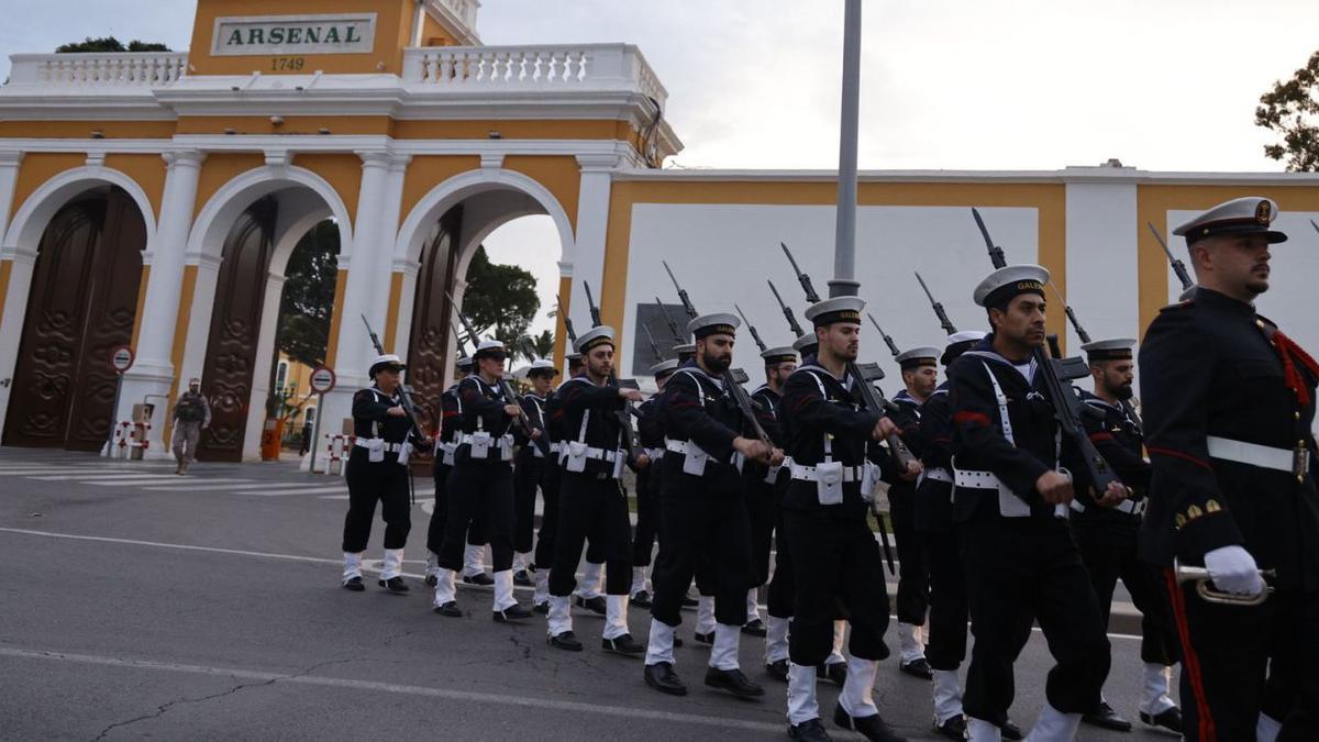 Solemne arriado de bandera en Capitanía Marítima, en una imagen tomada en enero.