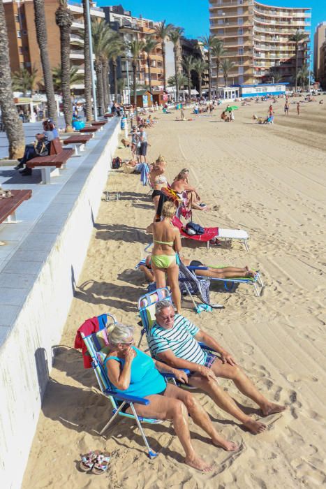 Las inusuales altas temperaturas han animado en los últimos días la afluencia a las playas de la Vega Baja. Aquí imágenes de la playa del Cura en Torrevieja.