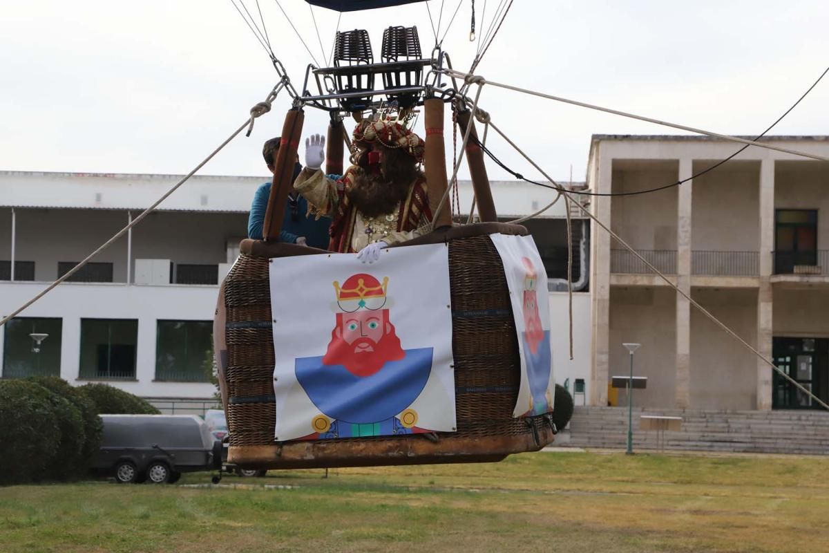 Los Reyes Magos surcan en globo el cielo de Córdoba