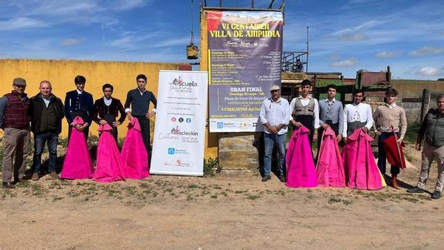 Foto de familia de la ronda clasificatoria celebrada en la finca «Carmona» de José Luis Mayoral. | Cedida