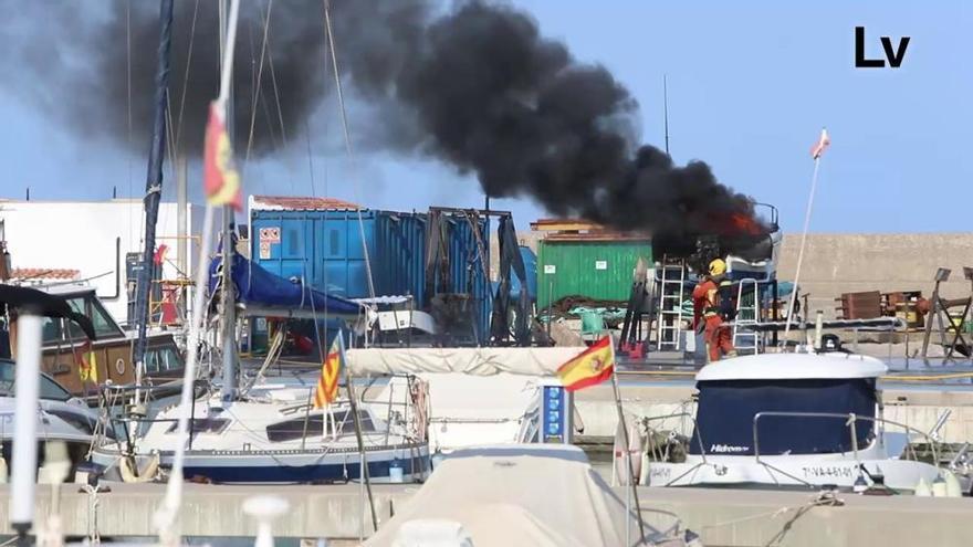 Incendio de una embarcación de Puerto Siles, en Canet d'en Berenguer.