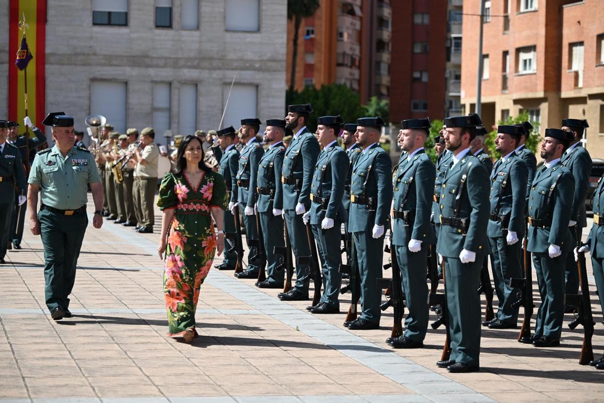 La directora general de la Guardia Civil, Mercedes González, pasando revista en Barcelona