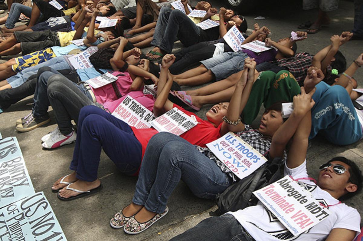 Manifestants filipins protesten davant l’ambaixada nord-americana a Manila. Els activistes denuncien la presència d’un submarí dels EUA en una zona pròxima dels atols Scarborough, que podria augmentar la disputa territorial que mantenen la Xina i les Filipines.