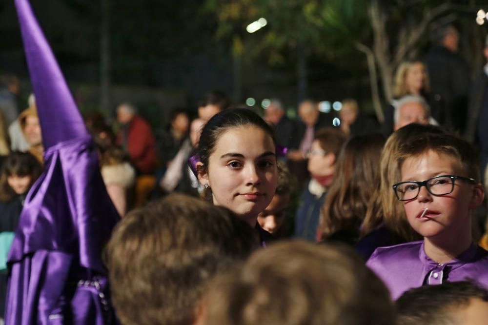 Miles de personas contemplaron el paso de las imágenes de las seis cofradías que participan en Lunes Santo