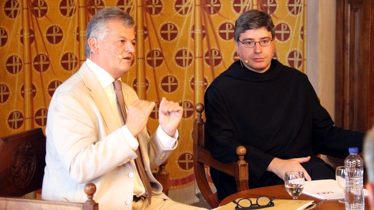 El director del Festival de Peralada, Oriol Aguilà, amb el pare comissari del Mil·lenari de Montserrat, Bernat Juliol, durant la roda de premsa de presentació del festival