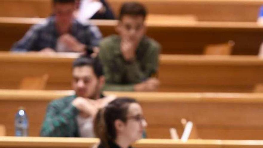 Alumnos se examinan durante la Selectividad en el campus coruñés.