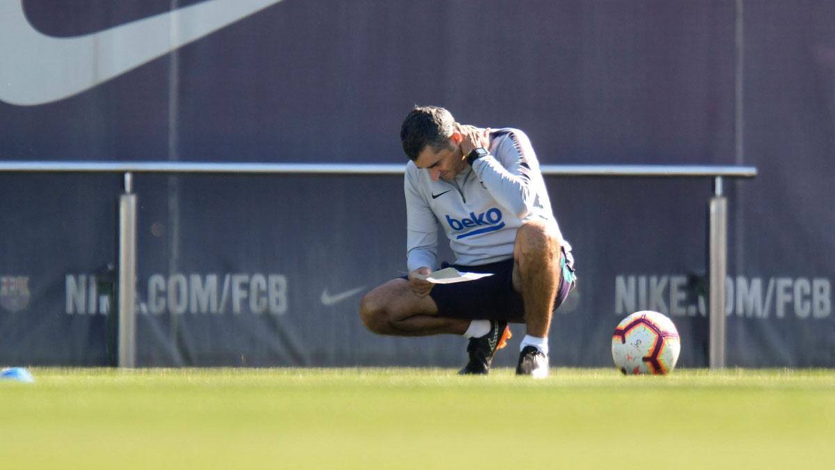 Ernesto Valverde continuará como entrenador del Barça. En la foto, Valverde repasa sus notas en la ciudad deportiva de Sant Joan Despí.