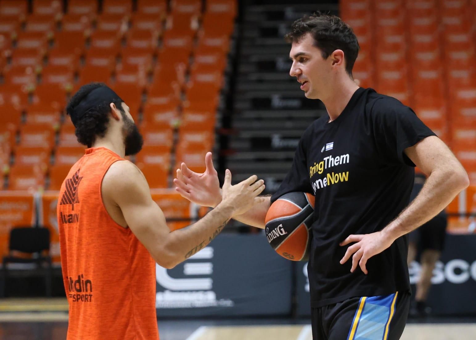 Calentamiento del Maccabi con un mensaje en la camiseta "Bring them home now"
