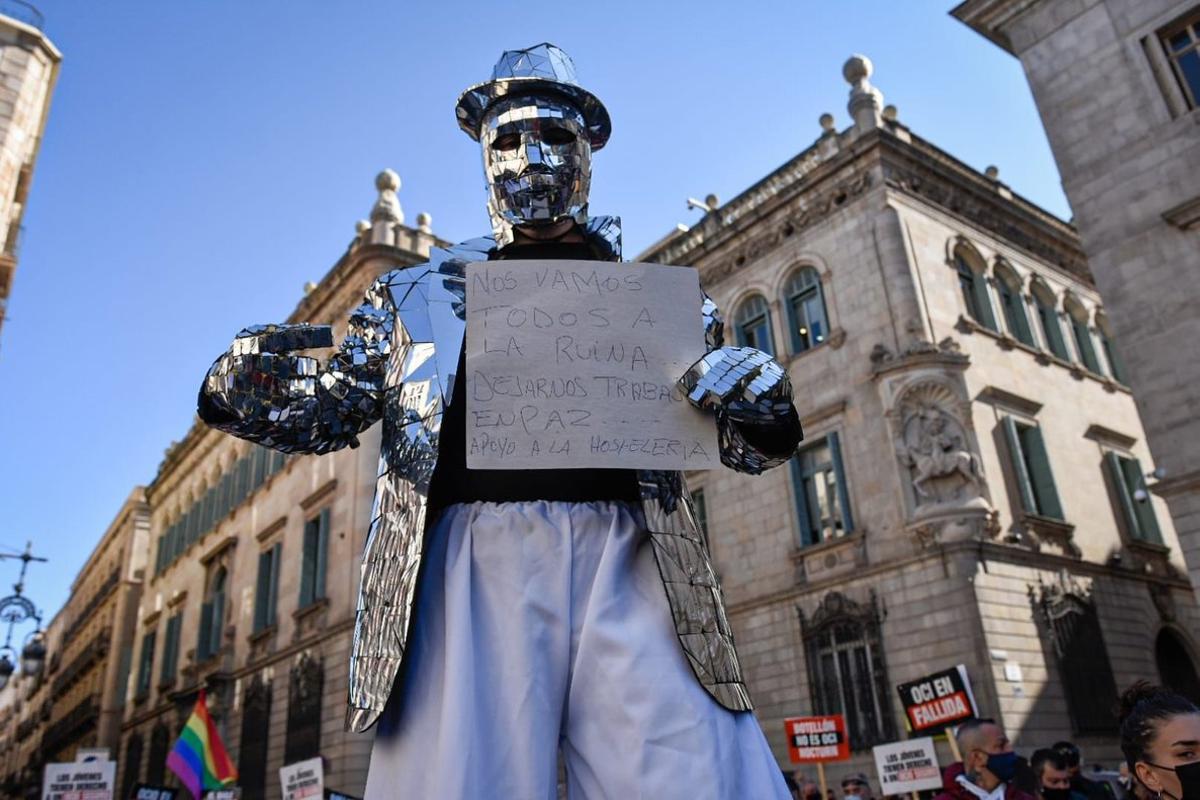 Manifestantes contra la orden de la Generalitat que cierra bares y restaurantes durante 15 días en Catalunya.