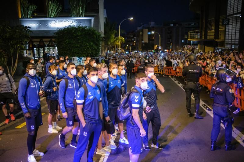 Derbi canario: La UD Las Palmas es recibida por los aficionados del CD Tenerife