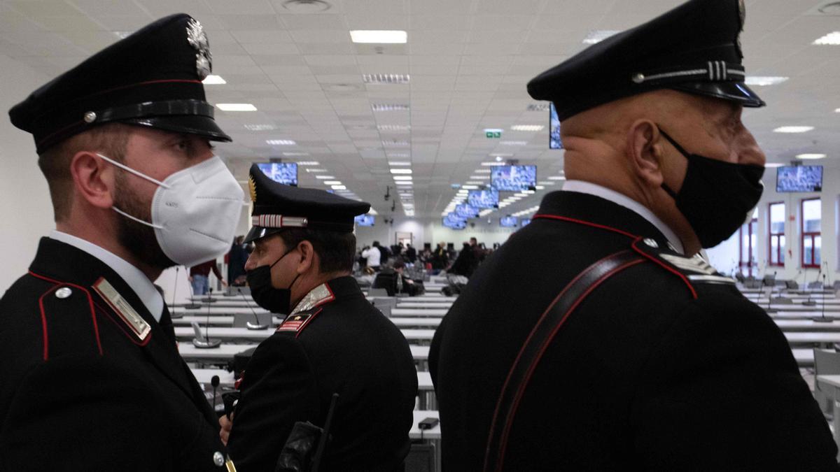 Tres agentes de los Carabinieri.