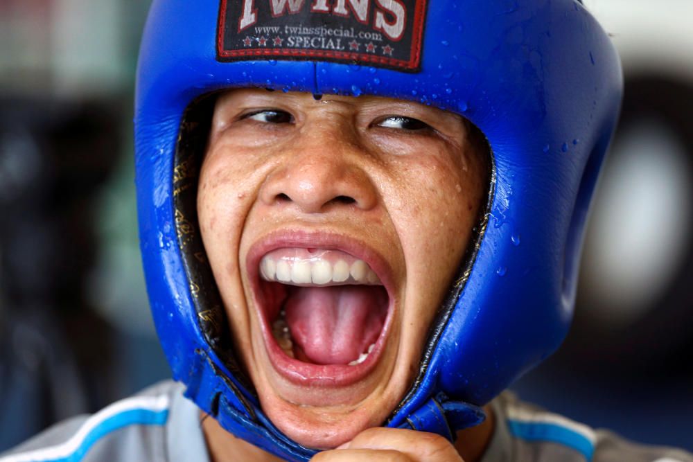 El boxeador tailandés Peamwilai Laopeam, que espera ganar el oro en las olimpiadas de Río, durante su entrenamiento en un gimnasio de Bangkok.