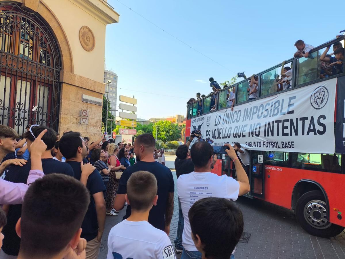 Los cuatro equipos ascendidos en el autobús.