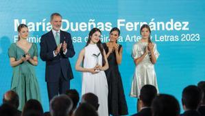 El rey Felipe, la reina Letizia, la princesa Leonor y la infanta Sofía entregan el premio a la violinista María Dueñas Fernández