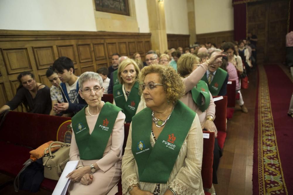 Pilar varela entrega los diplomas de la Universidad para Mayores