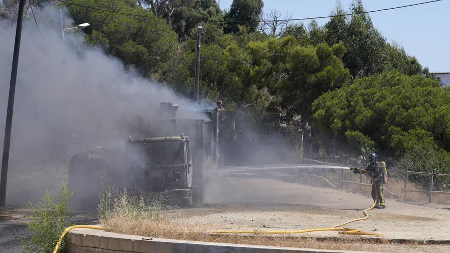 Un camión de recogida de basura se ha incendiado esta mañana en Torre Baró