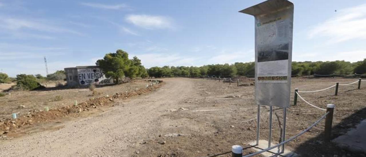 La zona recientemente habilitada para estacionar cuarenta vehículos en el entorno del Cabo santapolero.