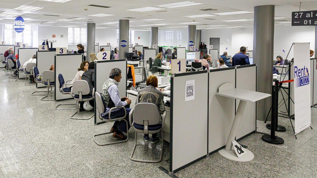 Varias personas son atendidas en una oficina de la Agencia Tributaria en Madrid en junio de 2023