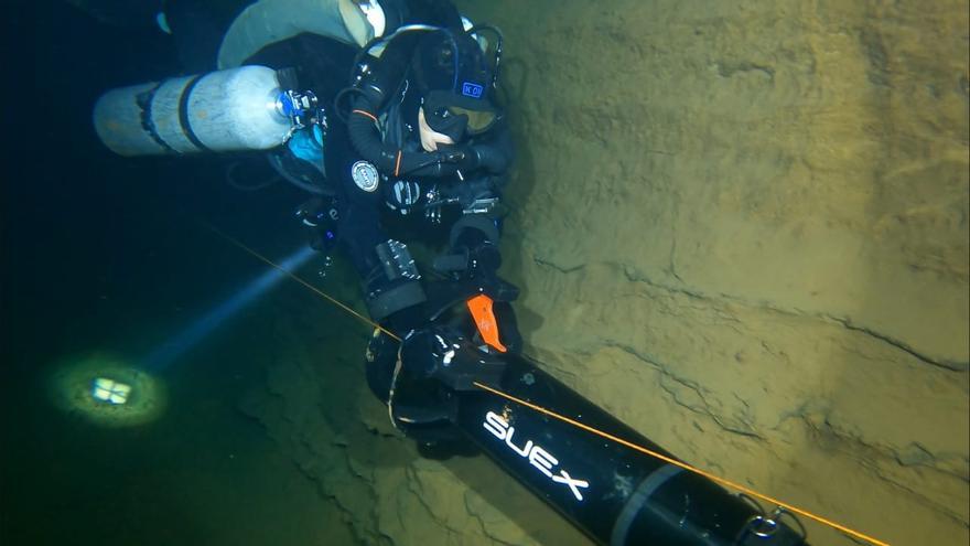 Bomberos de Alicante se entrenan en la cueva del Moraig para trabajar en espacios confinados