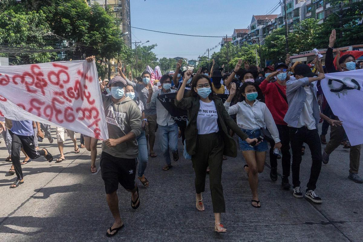 Els prodemòcrates declaren una «guerra defensiva» contra la junta birmana