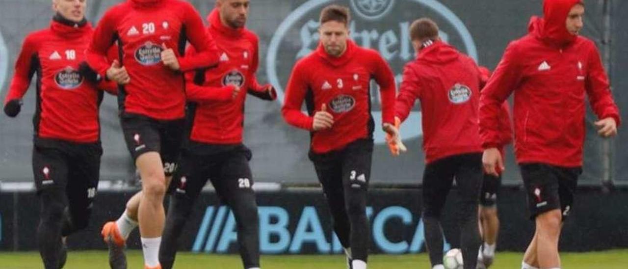 Los jugadores del Celta, durante el entrenamiento celebrado ayer en A Madroa. // José Lores