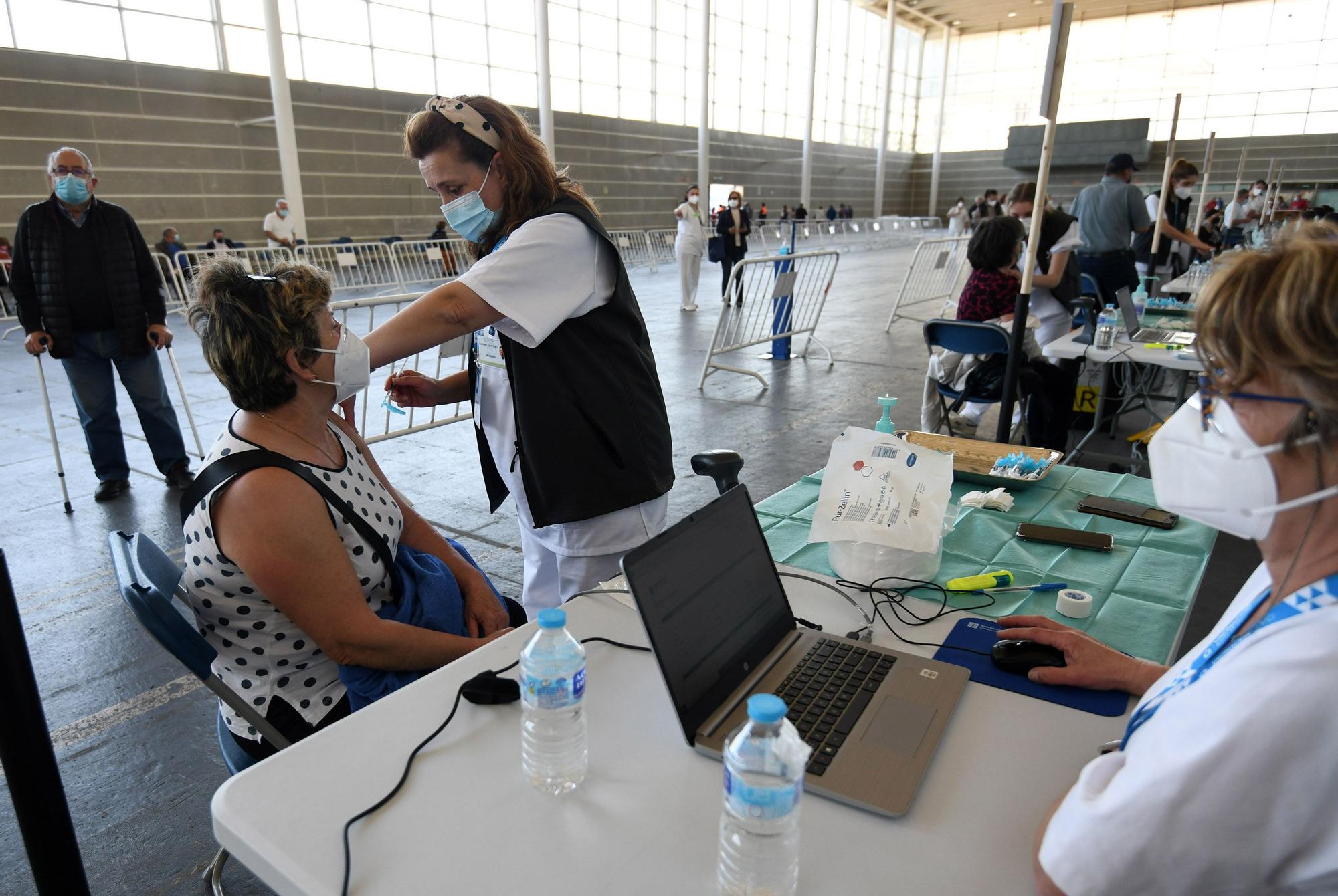 Colas y nervios  en la primera jornada de vacunación masiva en Pontevedra