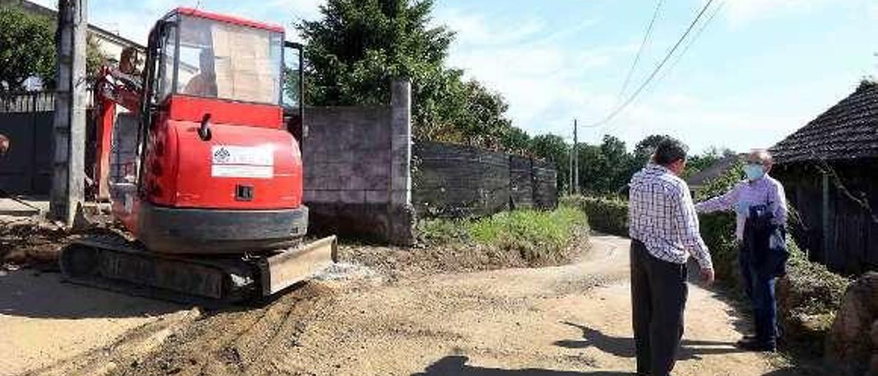 El alcalde supervisa con los vecinos las obras en Moreira. // D.P.