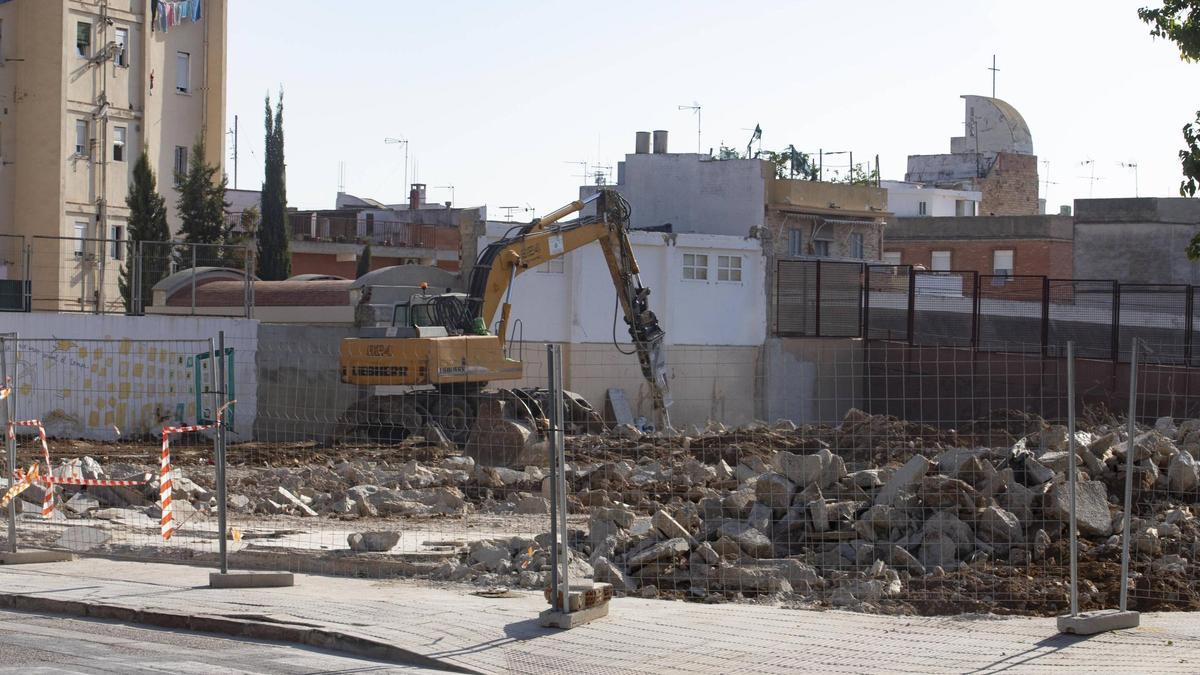 Derribo del CEIP Carme Miquel de Algemesí, una de las infraestructuras dañadas por la dana, en imagen de archivo.