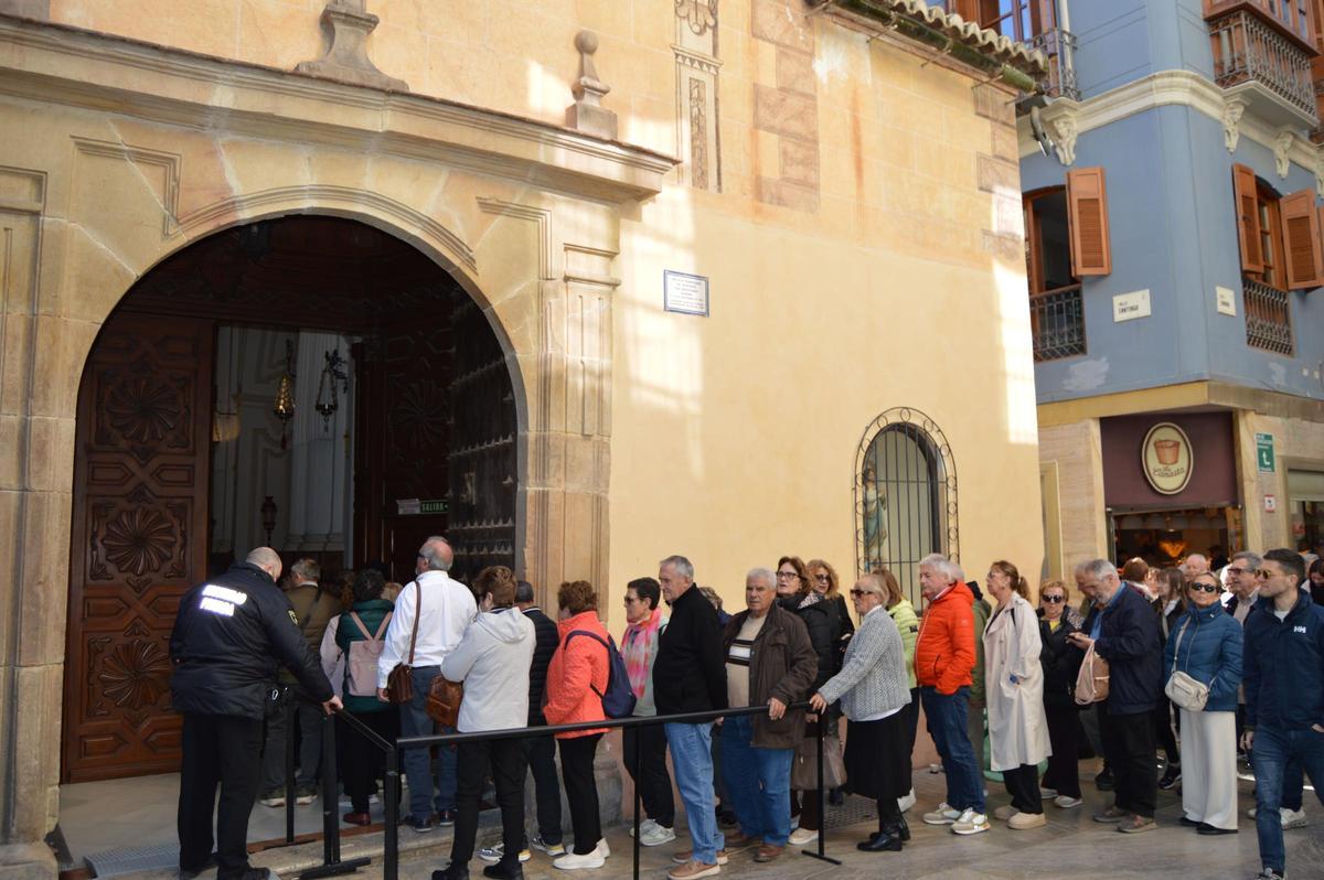 "Siempre se cumple uno": la fe de las tres monedas en el Cristo de Medinaceli