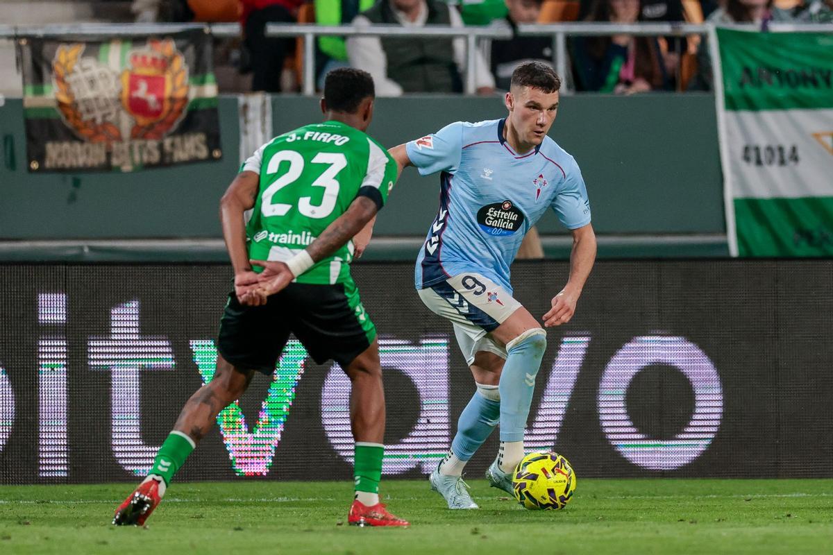 El delantero del Celta, Ferrán Jutglá, durante una acción en el partido del domingo contra el Betis