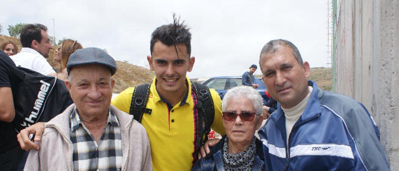 El extremo de la UD y Las Palmas Atlético Nili Perdomo, con sus abuelos Rafael y Carmen, y su padre, Rafael.