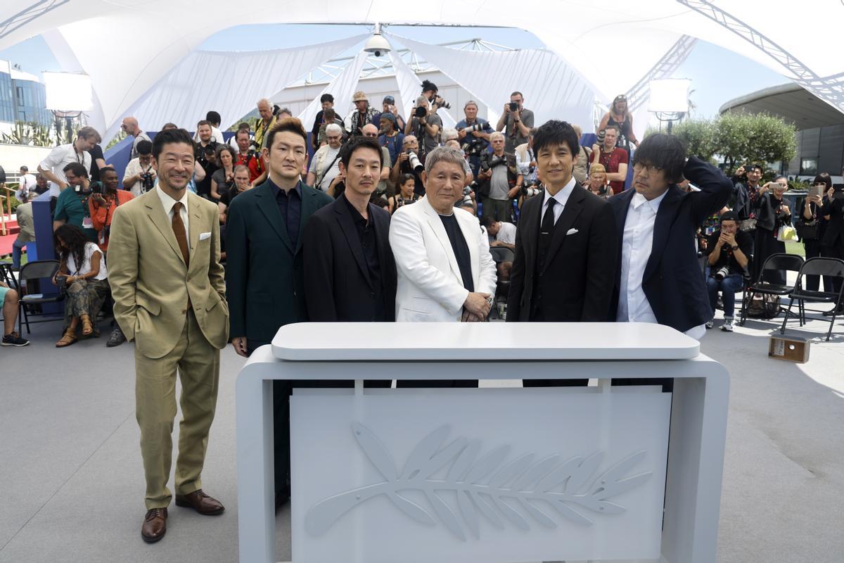 Takeshi Kitano y sus protagonistas de la película &quot;Kubi&quot;.